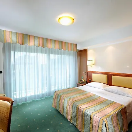 מלון Vittoria 4*